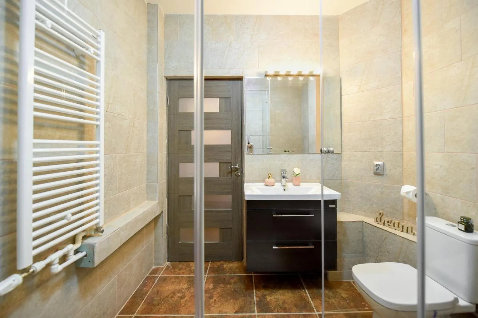 Timeless Elegance Meets Modern Comfort - Stay In The Heart Of The Old Town Boekarest 0*,  Roemenië