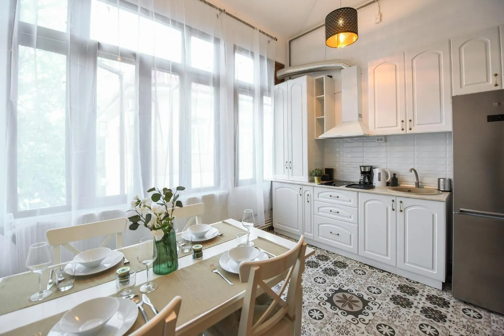 Timeless Elegance Meets Modern Comfort - Stay In The Heart Of The Old Town Boekarest Roemenië